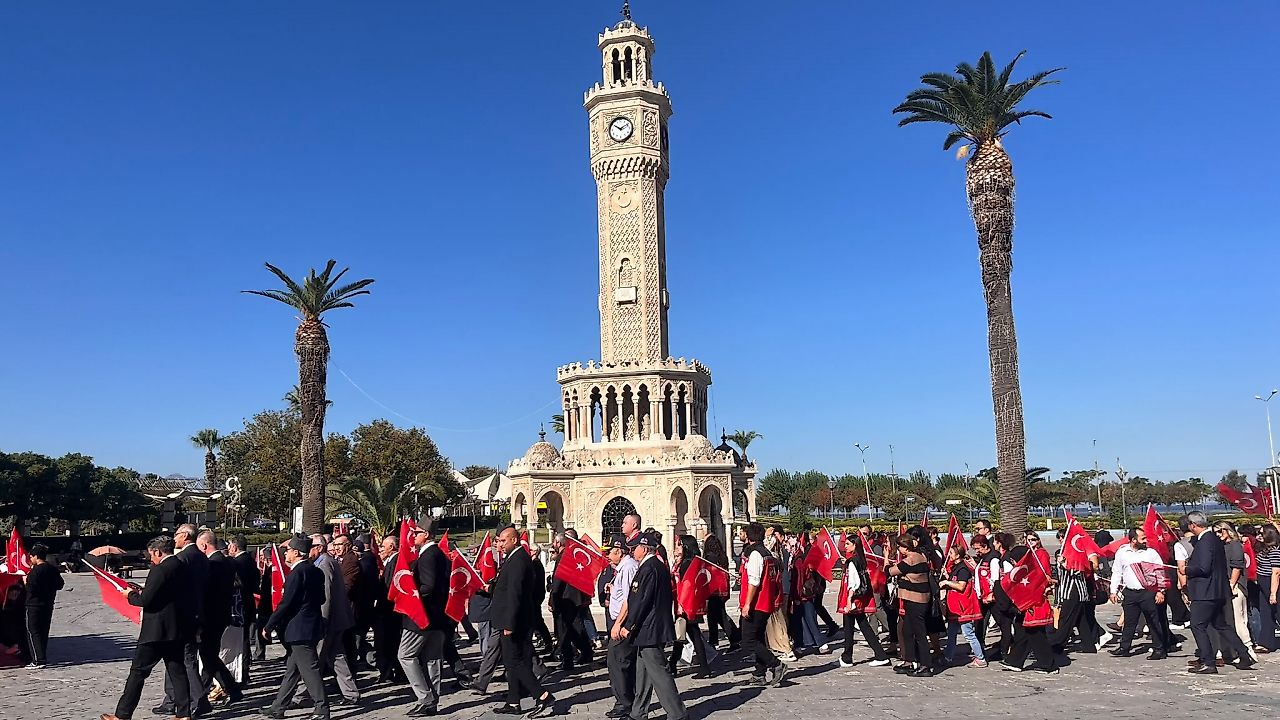 Kahramanlara vefa için İzmir'de yürüdüler