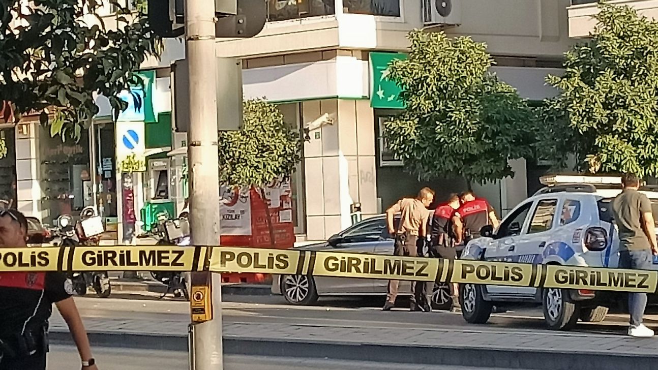 İzmir'de bankada soygun paniği: Polis ekipleri alarma geçti
