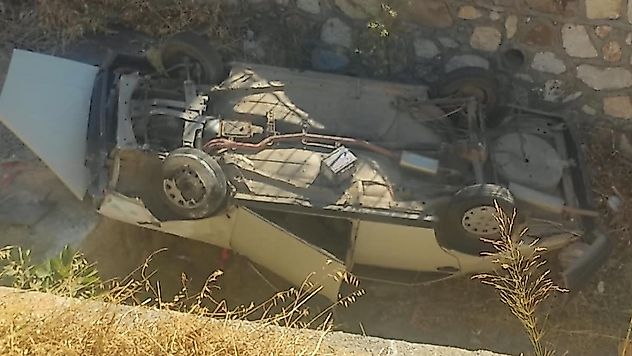 Bayındır'da çaldıkları otomobille dereye uçtular