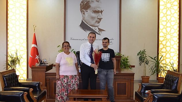 Bayındır'da gururlandıran başarı: Engelleri azmiyle aşan Özcan Şaylı üniversiteli oldu