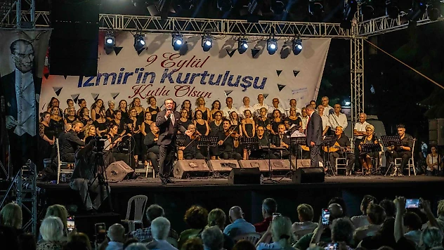 Bornova'da 9 Eylül coşkusu: İzmir'in kurtuluşu Atatürk'ün sevdiği şarkılarla kutlandı