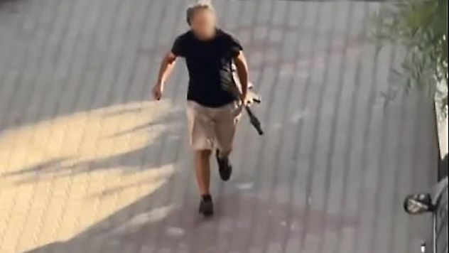 Buca'da korku dolu anlar: Pompalı tüfekle kapıya dayandı, araçlara ateş açtı