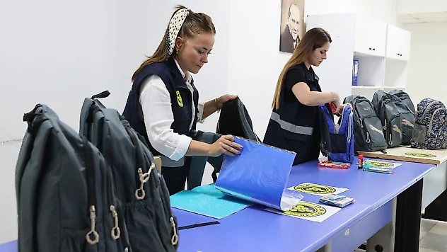 Buca'da öğrencilere eğitim desteği: Çantalar ve kırtasiye setleri dağıtıldı