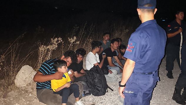Çeşme'de mahsur kalan 18 düzensiz göçmene ekipler ulaştı