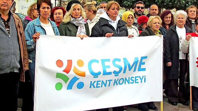 Çeşme'nin kapısına kilit vuruldu... 'Halkın yolunu, halka sattılar'