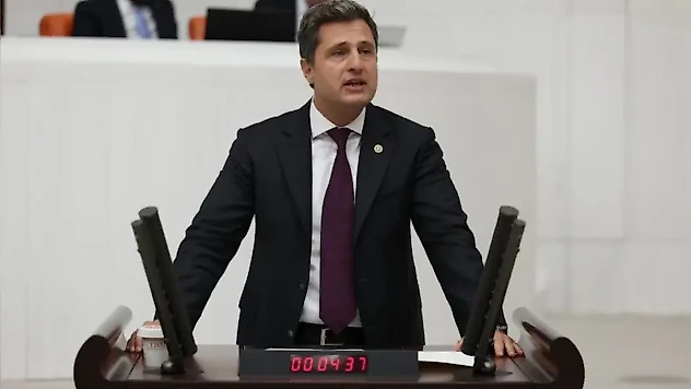 Foça'da Fıçı gerilimi: Deniz Yücel'den AK Parti'ye geçen başkana sert tepki