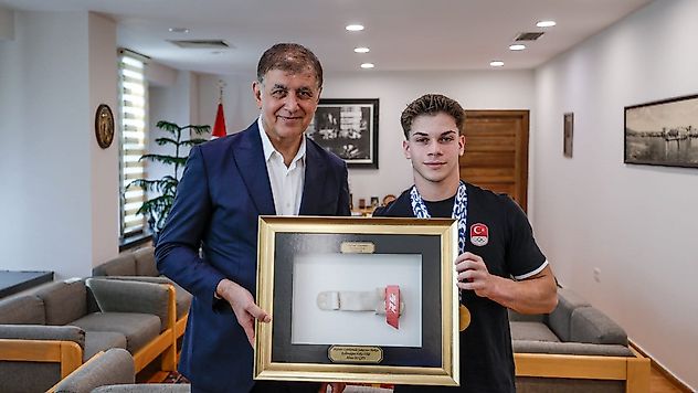 İki altınla İzmir'e döndü: Şimdi hedef olimpiyat kürsüsü