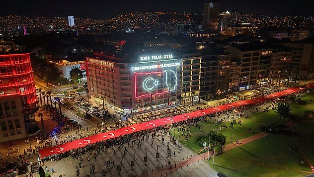 İzmir 9 Eylül'de tek yürek oldu: Binler Kordon'a akın etti