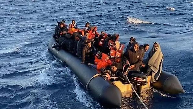 İzmir açıklarında sürüklenen botta 19 kişi kurtarıldı