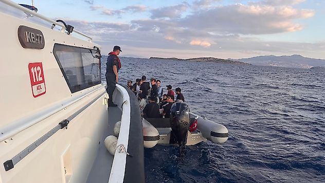 İzmir Aliağa açıklarında 15 düzensiz göçmen yakalandı