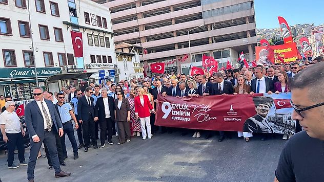 İzmir'de 104'üncü yıl heyecanı: Kutlamalar Zafer Yürüşü ile başladı