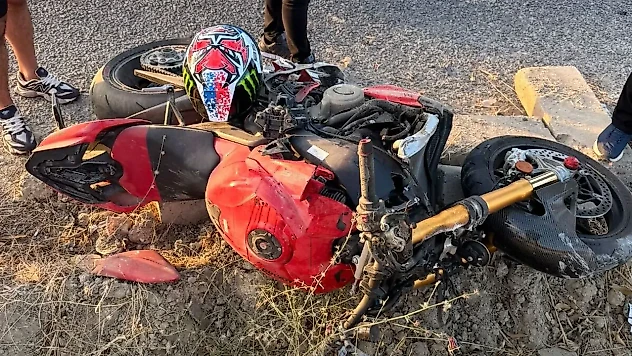 İzmir'de acı kaza: Refüje çarpan motosikletli hayatını kaybetti