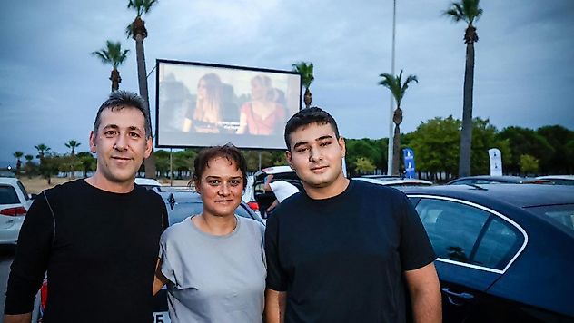 İzmir'de açık hava sineması geri döndü: 200 araçlık alan doldu
