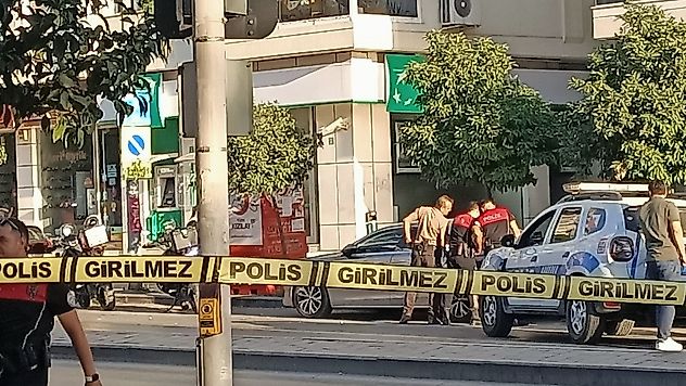 İzmir'de bankada soygun paniği: Polis ekipleri alarma geçti