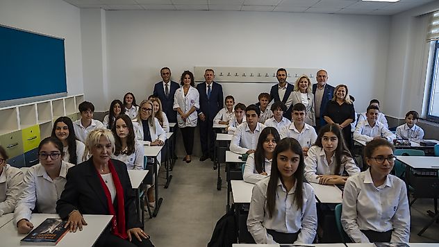 İzmir'de ders zili çaldı: Yaklaşık 800 bin öğrenci sınıflara döndü