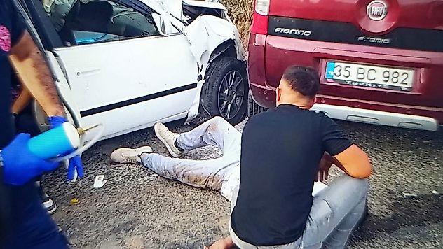 İzmir'de hatalı manevra kazası: 1'i ağır 8 yaralı