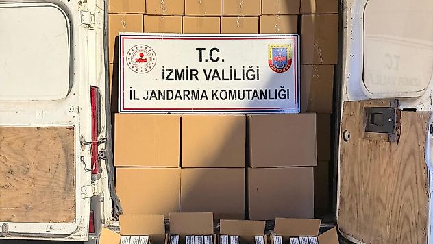 İzmir'de kaçakçılık operasyonu: Minibüsten 2,6 milyon makaron çıktı