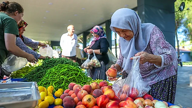 İzmir'de keşfedilmeyi bekleyen pazar: Köylüler kendi ürettiklerini tezgaha çıkarıyor