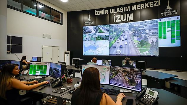 İzmir'de okul trafiğine yakın takip: 481 kavşak anlık yönetiliyor