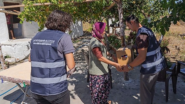 İzmir'de sosyal destek için çalınmadık kapı kalmayacak