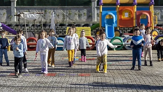 İzmir'de uyum haftası sürüyor: İlk ders oyun oldu