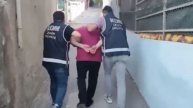 İzmir'de uyuşturucu operasyonu: Otomobil ve arazide 3 kilogram madde bulundu