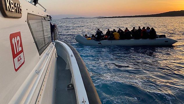 İzmir'de yasa dışı geçişe operasyon: 55 göçmen, 4 organizatör yakalandı