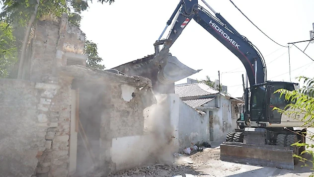 İzmir'in kalbinde güvenliği tehdit eden metruk yapılar tek tek yıkılıyor