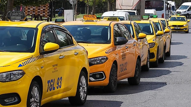 İzmirli taksici fenalaşan yolcusunu polis eşliğinde hastaneye yetiştirdi