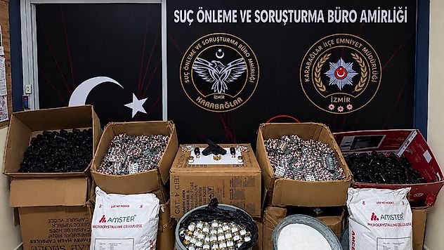 Karabağlar'da operasyon: 253 bin 926 yasa dışı hap ele geçirildi