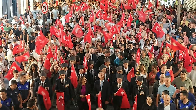 Karşıyaka'da 9 Eylül coşkusu sokakları kırmızı beyaza bürüdü