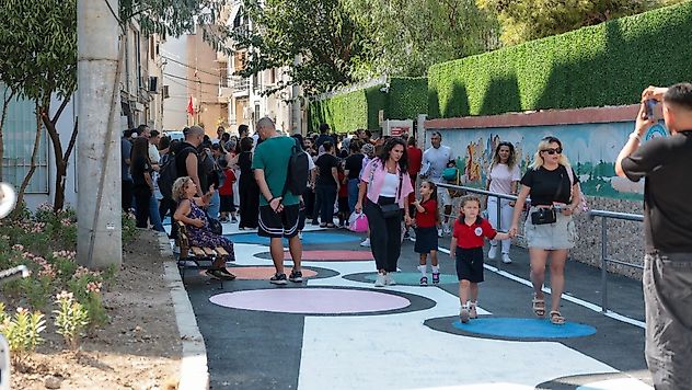 Konak'ta okul yolu trafiğe kapatıldı: Öğrenciler için renkli yol
