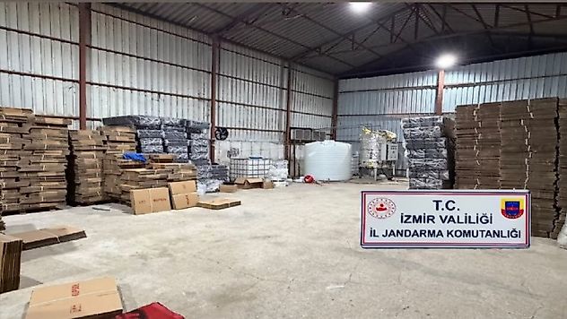 Menemen'de kaçak alkol deposuna baskın: 5 bin 100 litre ele geçirildi
