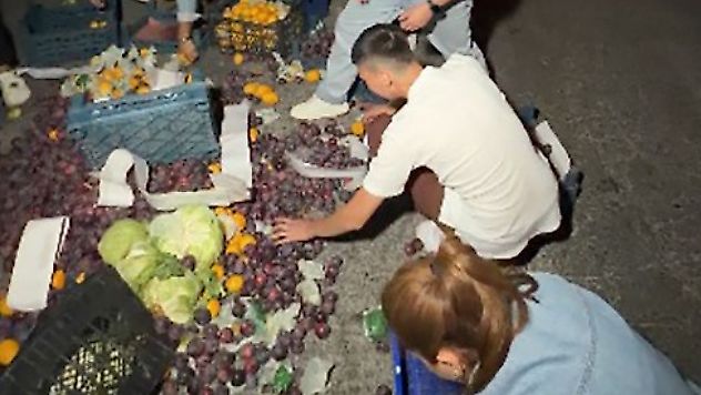 Menemen'de pazarcının ürünleri yola saçıldı, mahalleli seferber oldu