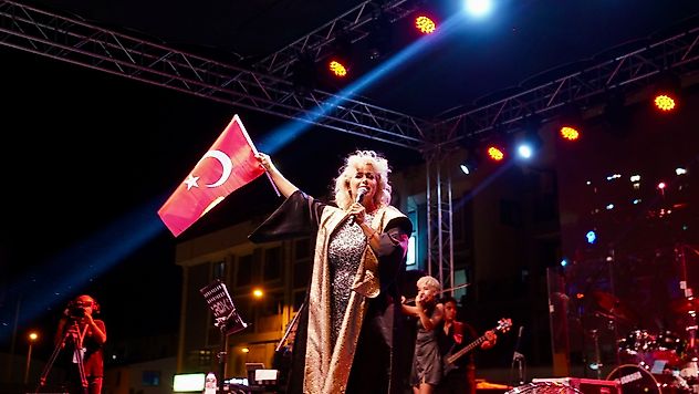 Seferihisar'da kurtuluş coşkusu: Niran Ünsal'dan unutulmaz final