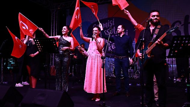 Selçuk'ta Dostluk Saati geri döndü, Kurtuluş Kafe açıldı