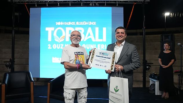 Torbalı Güz Kitap Günleri kapılarını açtı: Emre Kongar ilk gün okurlarla buluştu