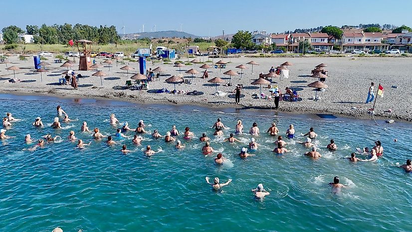 Mavi Bayraklı plajda pilates: Seferihisarlılar denizde buluştu