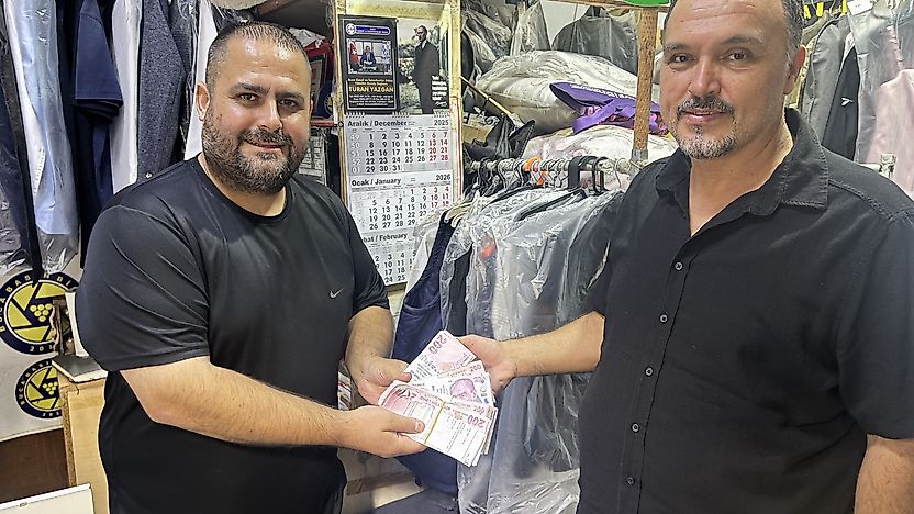 İzmir'de yürek ısıtan olay... Para sahibine, dürüst esnaf rahatına kavuştu
