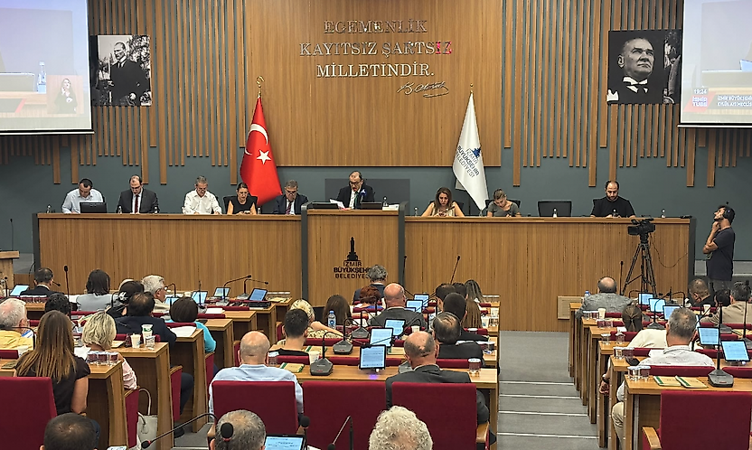 İzmir Meclisi'nde Foça gerilimi: CHP'den 'ihanet', AK Parti'den 'çifte standart' çıkışı!